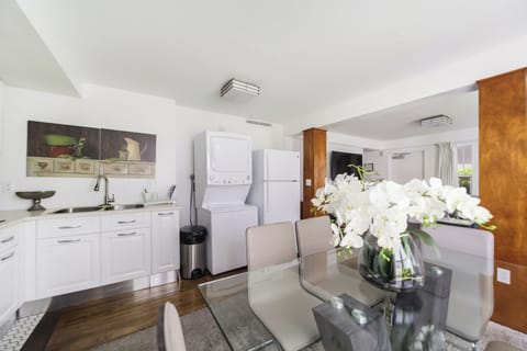 Family Apartment, 2 Bedrooms, Kitchen | In-room dining