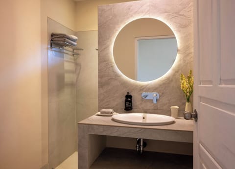 Shower, rainfall showerhead, free toiletries, towels