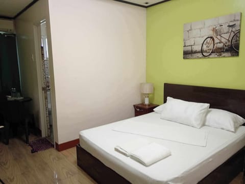 Basic Room, 1 Queen Bed | Hypo-allergenic bedding, desk, laptop workspace, free WiFi