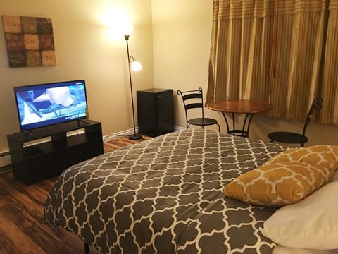 Comfort Room, 1 Queen Bed, City View | In-room safe, desk, free WiFi