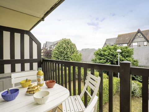 Table, Tableware, Furniture, Sky, Building, Cloud, Chair, Wood, Plant, Porch