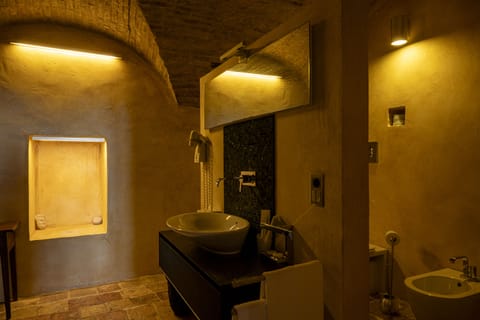 Junior Suite | Bathroom | Free toiletries, hair dryer, bathrobes, slippers