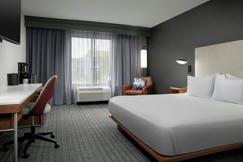 Room, 1 King Bed | Premium bedding, in-room safe, desk, blackout drapes