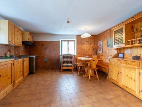 Wood, Ceiling, Wood Stain, Hardwood, Cabinetry, Wood Flooring, Plank, Log Cabin, Plywood, Lumber