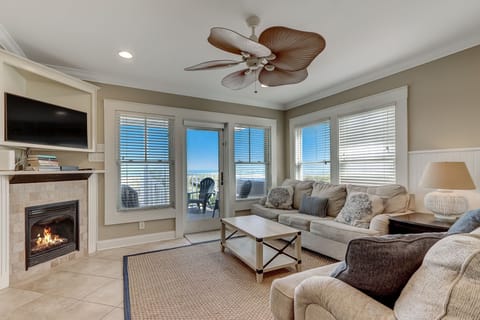 Beautifully Decorated Living Room with Flat Screen TV, Fireplace, and Gorgeous Ocean Front Views (Queen Sleeper Sofa)