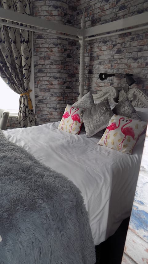 Free WiFi, bed sheets