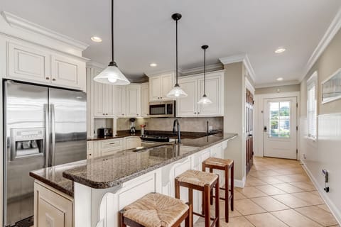 Side 1 - Luxury Kitchen with Granite Countertops, Stainless Steel Appliances and Bar Stool Seating for 3