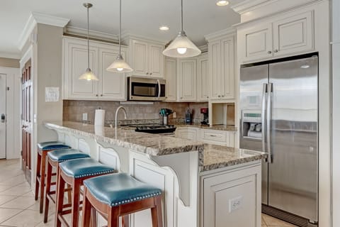 Side 2 - Luxury Kitchen with Granite Countertops, Stainless Steel Appliances and Bar Stool Seating for 4