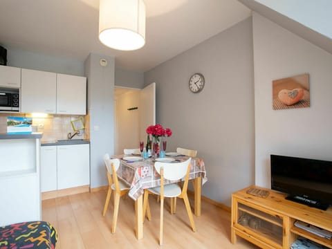 Table, Furniture, Property, Building, Wood, Houseplant, Interior Design, House, Plant, Flooring