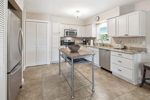 Well equipped kitchen including 1 Keurig and 1 filter coffee maker