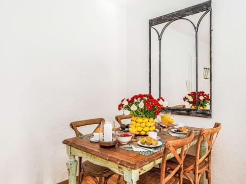Furniture, Interior Design, Table, Flooring, Room, Flowerpot, Dining Room, Cut Flowers, Chair, Kitchen & Dining Room Table