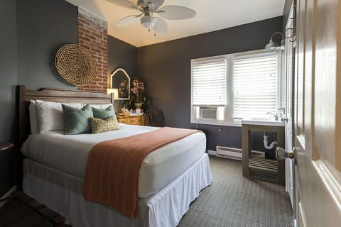 Room (11) | In-room safe, individually decorated, individually furnished