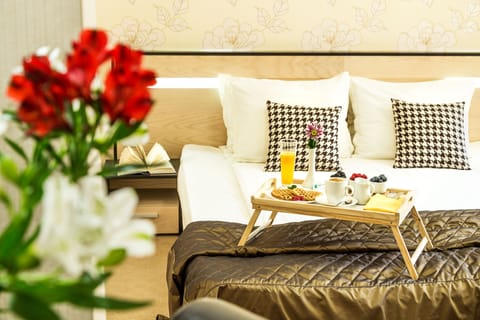 Suite, 1 Queen Bed | Minibar, in-room safe, desk, soundproofing