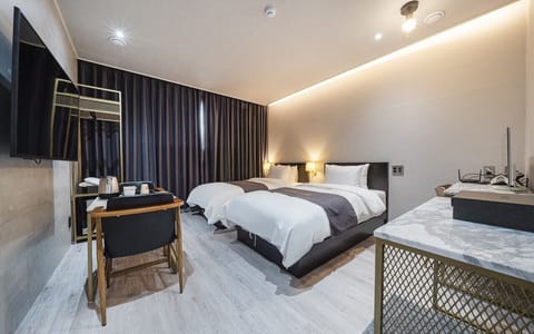 Business Twin Room | Blackout drapes, soundproofing, free WiFi, wheelchair access