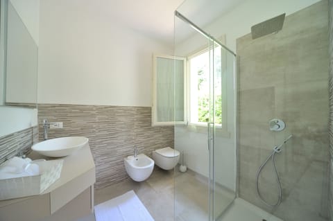 Room (Malvy) | Bathroom | Shower, rainfall showerhead, free toiletries, hair dryer