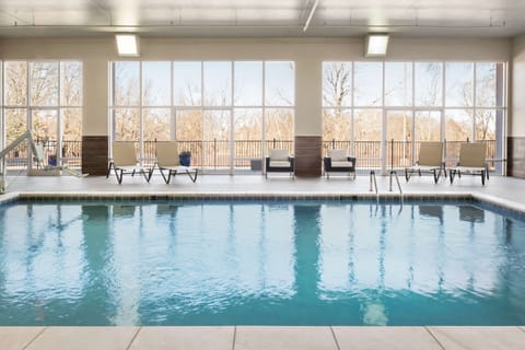 Indoor pool, sun loungers