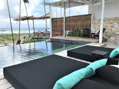 Villa Kiin - oceanfront infinity pool lounge area