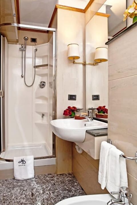 Triple Room | Bathroom | Free toiletries, hair dryer, slippers, bidet