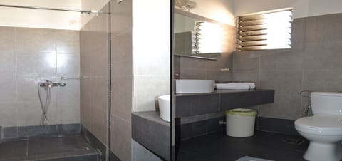 Superior Double or Twin Room, Private Bathroom | Bathroom | Free toiletries, hair dryer, towels