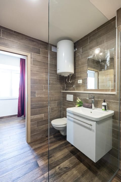 Shower, free toiletries, hair dryer, towels