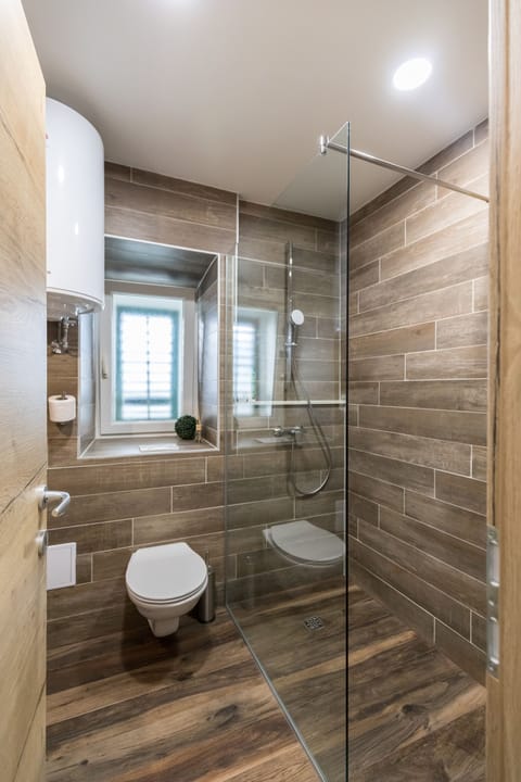 Deluxe Double or Twin Room | Bathroom | Shower, free toiletries, hair dryer, towels