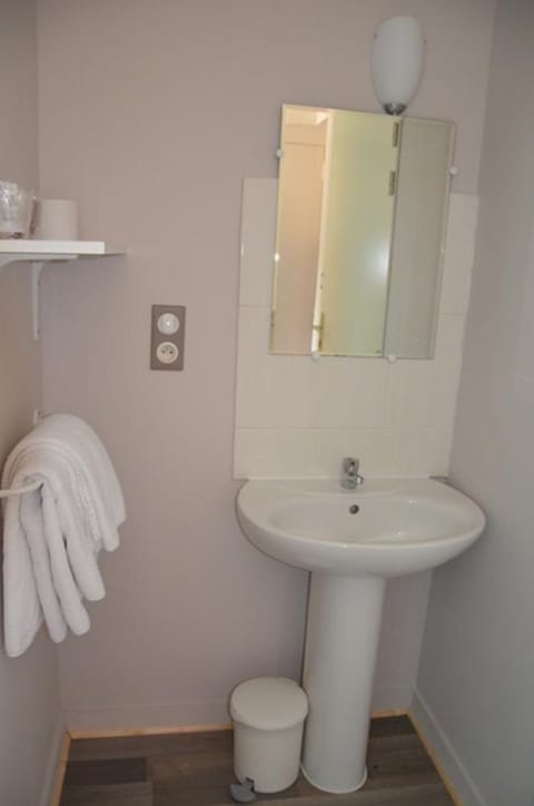 Basic Room | Bathroom sink