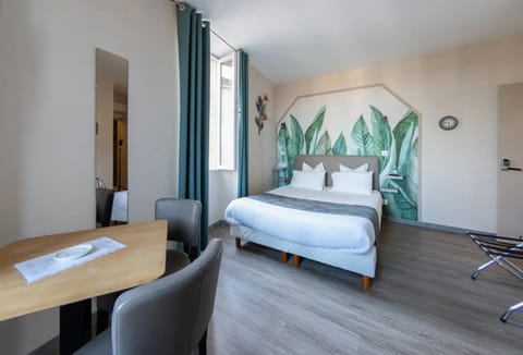 Comfort Room (Padirac) | Individually decorated, individually furnished, blackout drapes