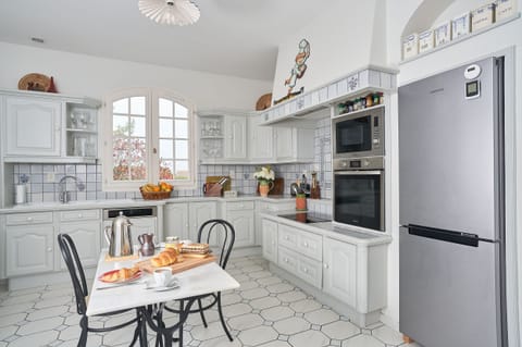 Large, well equipped kitchen