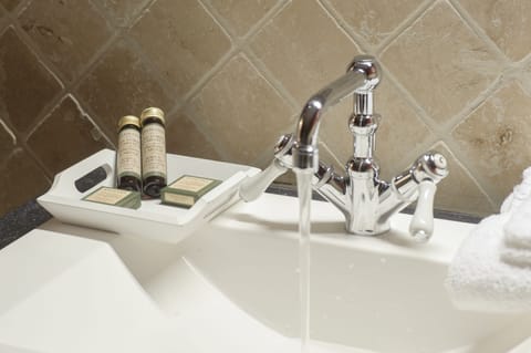 Standard Double Room | Bathroom sink