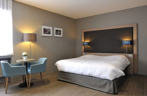 Minibar, in-room safe, desk, free WiFi