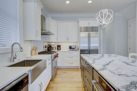 Gorgeous Kitchen- Plenty of Space to cook and entertain!