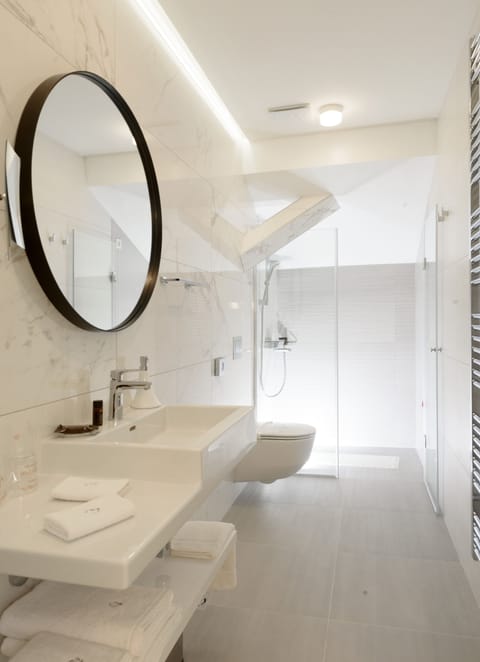 Executive Studio Suite | Bathroom | Free toiletries, hair dryer, bathrobes, slippers