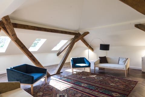 Executive Studio Suite | Minibar, in-room safe, individually furnished, desk