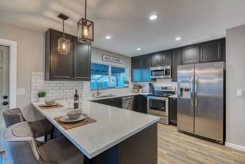 Breakfast bar - Kitchen