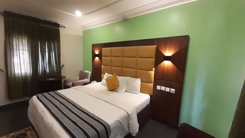 Executive Suite | Individually decorated, free WiFi, bed sheets