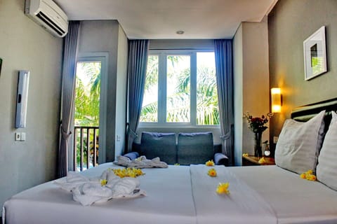 Deluxe Double Room | In-room safe, desk, laptop workspace, blackout drapes