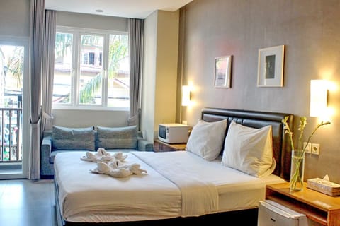 Deluxe Double Room | In-room safe, desk, laptop workspace, blackout drapes