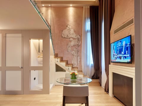 Suite | Hypo-allergenic bedding, down comforters, minibar