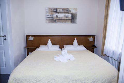 Hypo-allergenic bedding, in-room safe, desk, free WiFi