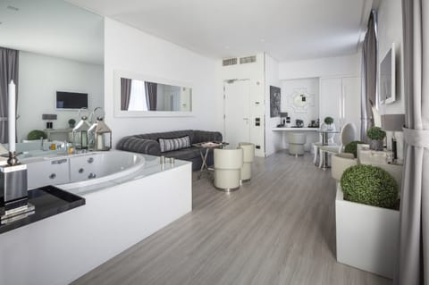 Luxury Suite | Jetted tub