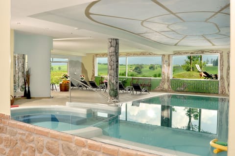 Sauna, hot tub, steam room