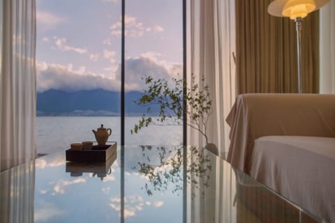 Comfort Suite, 1 Queen Bed, Non Smoking | 1 bedroom, minibar, in-room safe, desk