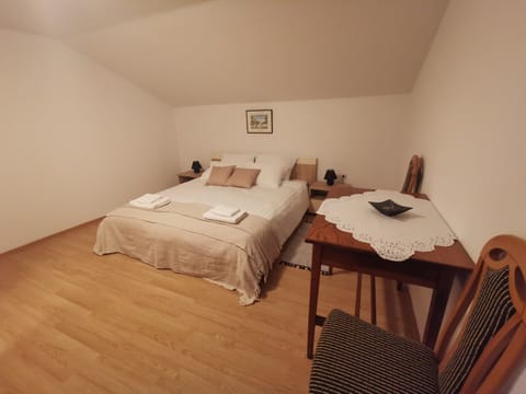 Double Room, Shared Bathroom | Soundproofing, free WiFi, bed sheets