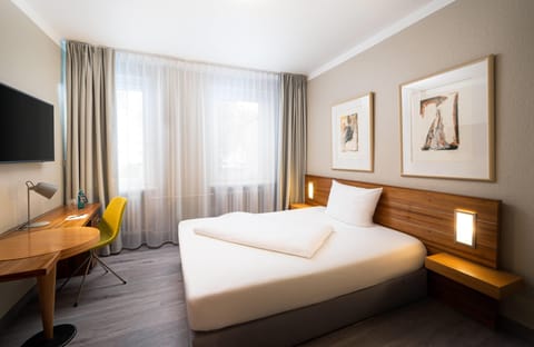 Superior Single Room, 1 Queen Bed | Hypo-allergenic bedding available, blackout drapes