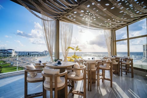 4 restaurants; breakfast, lunch, and dinner served