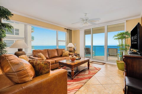 Oceanfront, corner living room