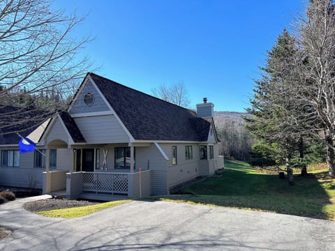 Single level and an open layout, this beautifully renovated condo is the perfect home base for your White Mountains family vacation. It's Conveniently located next to the golf course in the Bretton Woods.