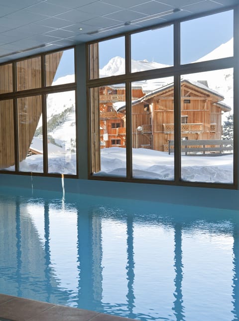 Indoor pool, sun loungers