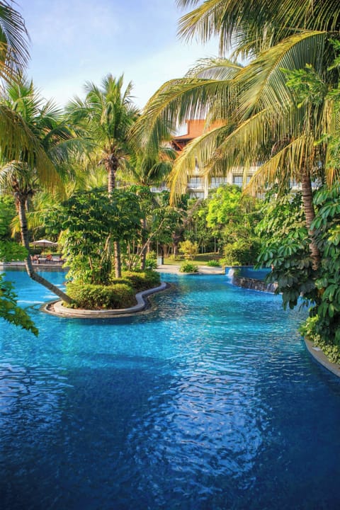 3 outdoor pools, sun loungers