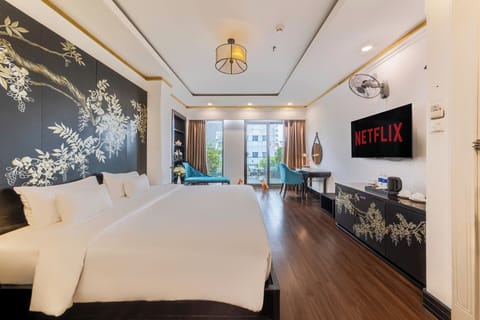 Suite Room | Minibar, in-room safe, blackout drapes, iron/ironing board